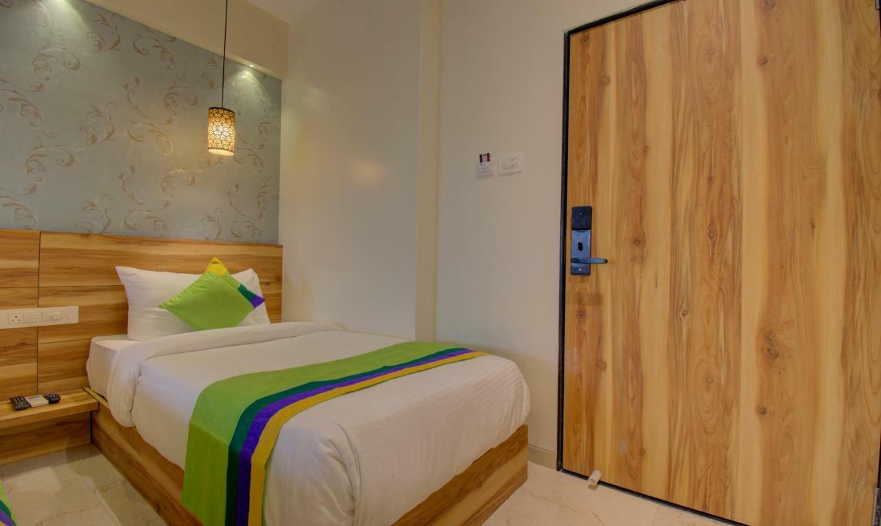 Hotel Amisha International Surate Extérieur photo