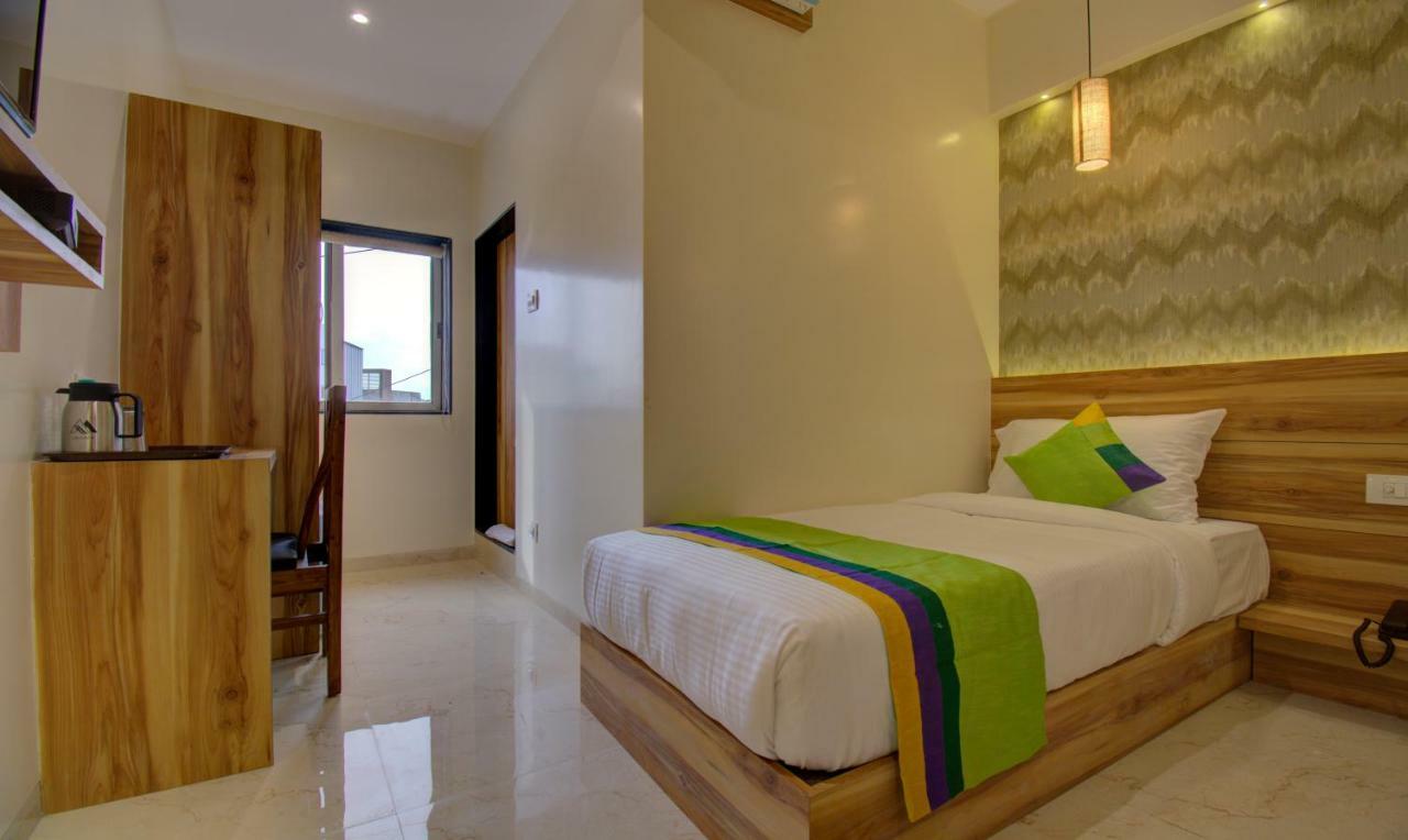 Hotel Amisha International Surate Extérieur photo
